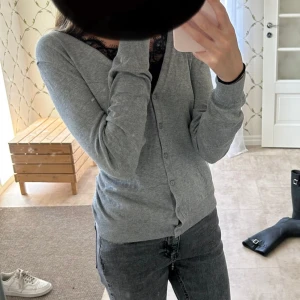 Grå kofta - Jag säljer denna gråa kofta från zalando. Endast andvända två gånger. Säljer den då den inte kommer till andvändning🌸 original pris: 259kr