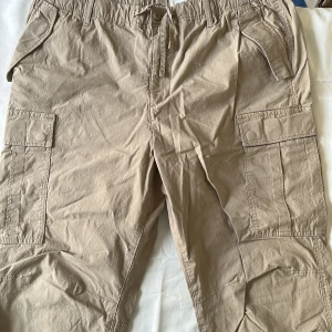 Beiga cargo byxor - Beiga cargo byxor från HM storlek XL