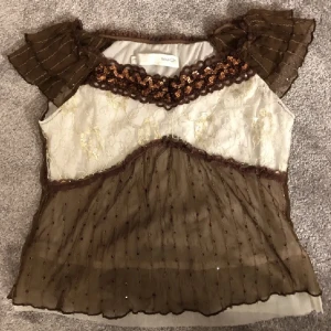 Blus - Söt blus med snygga detaljer🔥🙏🏼 använd men väldigt varsamt så i bra skick!