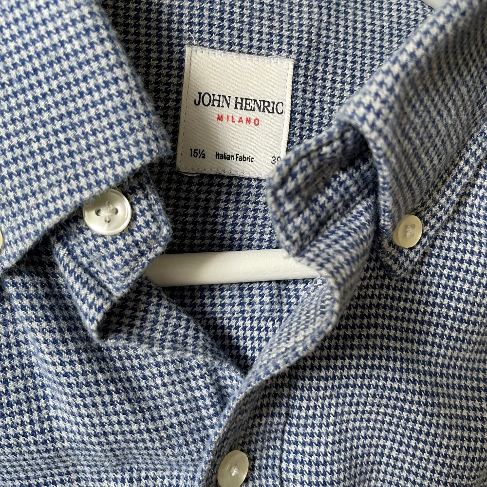 Fin John Hemric skjorta, säljer pga försmå storlek. Använt par ggr, jättefin skick. Slim fit.. Skjortor.