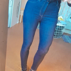 Mörkblå jeans - Ett par mörkblå stretchiga jeans i stuprörsmodell från Only. Den mörkblå tonen är djup och lite annorlunda, väldigt snygga. Storlek M men små i modellen, som en vanlig S.