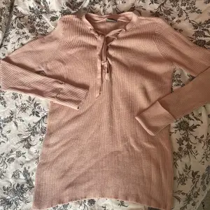 Säljer denna stickade tröja eftersom den aldrig används längre.