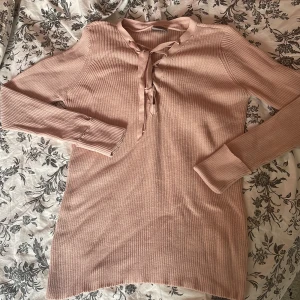 Rosa tröja  - Säljer denna stickade tröja eftersom den aldrig används längre.