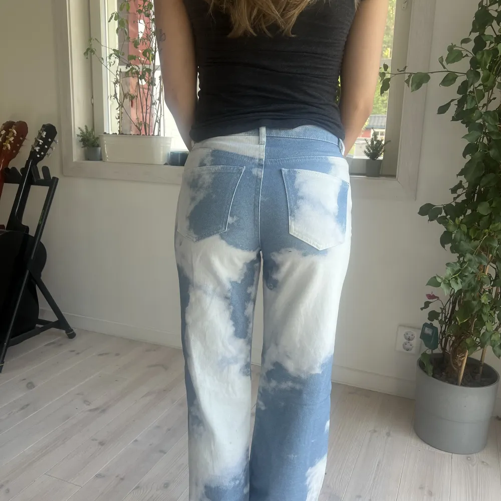 Jättecoola jeans från Jaded london. ”Boyfriend fit”.Bara använda ett fåtal gånger. Normala i storleken. Ett par fläckar, går eventuellt bort i tvätten. Storlek: W26. Jeans & Byxor.