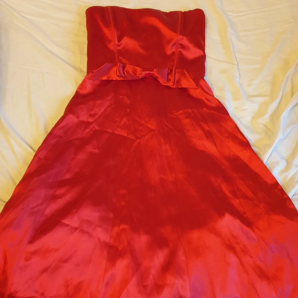 Säljer denna fantastiska röda klänning då den tyvärr har blivit för liten för mig. Klänningar.