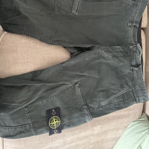 Stone Island byxor - Använd några gånger men i fint skick. Storlek W34 men slimmade. Nypris 4.400.
