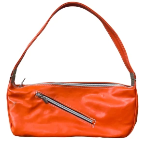 Vintage Handbag - Supersnygg vintage handväska från tidigt 00-tal med detaljerad fack på framsidan!💕Har tyvärr en liten missfärgning (se sista bild längst ner) i övrigt fint skick!💋 MÅTT: Bredd-32cm Höjd-13cm