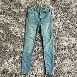 Never Denim peachy high jeans  - Peachy high sea ankeljeans av bikbok. Inte använda så många gånger och är därför i ett fint skick! Orginalpriset på byxorna är 599kr. Byxorna är blåa i storlek S, mått enligt följande: midja 70-74cm, höft 94-98cm, insida benlängd 70cm