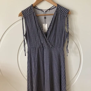 Blå/ svart sommarklänning  - Så fin klänning. Väldigt, väldigt mörk blå, ser svart ut. Helt oanvänd (lappen kvar) i bra kvalité. Måste vara jätteskön på sommaren, men passar också på lite festligare tillfällen. Säljer då jag behöver rensa 🥰 