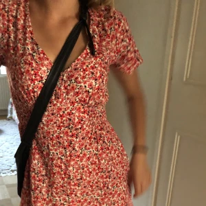 Klänning - Härlig sommarklänning med söta blommor🌸väldigt bekväm och har använts fåtal gånger. Storleken är S men passar även M för den är stretchig vid midjan. 