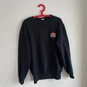 Ellese sweatshirt sparsamt använd. Storlek: M