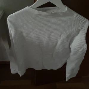 Vit skön tröja - Vit fin & skön tröja med fin ”krage”