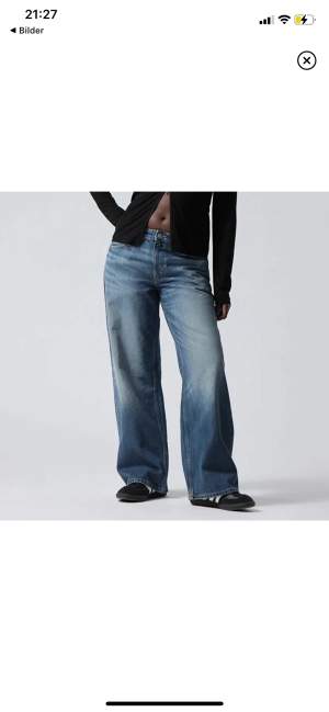 Hej! Jag köpte dessa lågmidjade jeans från weekday men tyvärr är de lite för korta för mig som är 181 cm lång och jag glömde returnera. De har aldrig blivit använda och lappen sitter kvar. Köpare står för frakt och skriv DM för mer info <3
