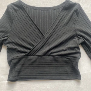 Topp - Fin svart topp i ribbat material Knappt använd men så fin
