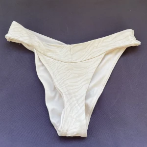 Bikini - Bikiniunderdel i storlek 36🦋 hör av er vid minsta intresse eller funderingar 🫶