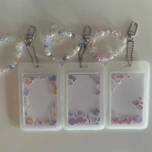 Kpop pc holder - Decorated kpop pc holder☁️ 60kr/st + frakt (15kr). Disclaimer: klistermärken kan lossna! skulle det hända är det lätt att sätta tillbaka med lim!🥰 Availability: ✔️❌❌