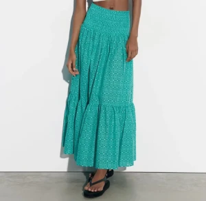 Långkjol  - Säljer denna super fina kjolen från zara då ja inte använder den!