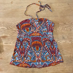 Färgglatt halterneck linne - Halterneck linne från Esprit, knappt använt