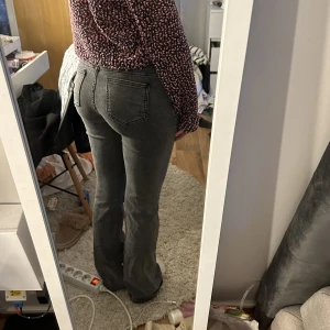 Jeans - Gråa stretchiga jeans!🥰 Kommer tyvärr inte till användning. Jag är 159. Pris kan diskuteras