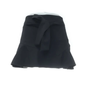 Volang kjol - Svart volang kjol från Zara! Köpte för 1 år sedan men använt fåtal gånger. Är i bra skick och finns dragkedja på sidan. Skriv privat för intresse eller frågor🤍