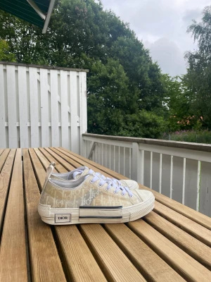 DIOR B23 LOW-TOP SNEAKER - DIOR B23 LOW-TOP SNEAKER - Storlek: 41,5 - Skick: 8/10  - Pris: 3800kr