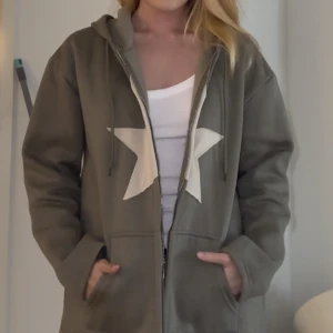 Hoodie Star Print - Bröstvidd: 56 cm  Armlängd: 71 cm