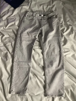 Gråa jeans - Jeans från hm säljer för att dom är försmå 