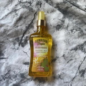Body mist - Säljer denna helt oöppnade bosymisten från hawaiian tropic. Doftar väldigt somrigt och tropiskt (warm sand & creamy coconut 🥥). Innehåller 250ml. 