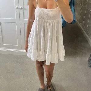 Zaraklänning - Vit sommarklänning från zara (förra året) med volanger. Helt i nyskick, storlek M men skulle säga att det passar både större och mindre då den är väldigt luftig. 