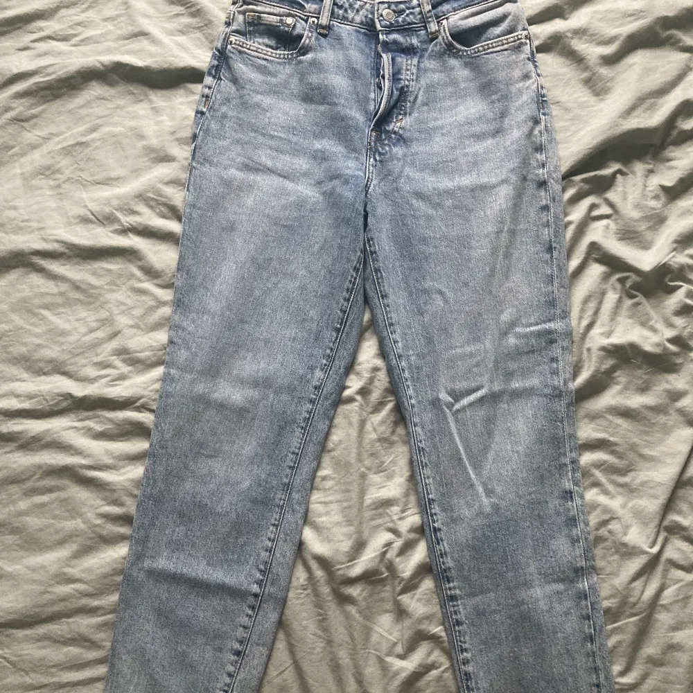 Ett par H&M jeans. I modellen MOM JEANS. Som är högmidjade. Inga märken på användning. Endast använda 2 gånger. Hör av er om ni vill ha mer bilder eller om ni har några frågor. Jag står inte för frakten🤍. Jeans & Byxor.