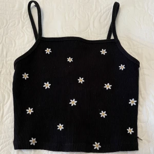 svart linne  - Svart croppat linne från pull and bear ❣️ superfint! Rensar garderoben så kolla in mitt konto för fler billiga kläder. Skriv privat för att få bilder på