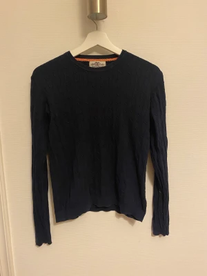 Tröja - Mycket fin tröja från Hampton republic i storlek 170. Tröjan är kabelstickad och mycket skön