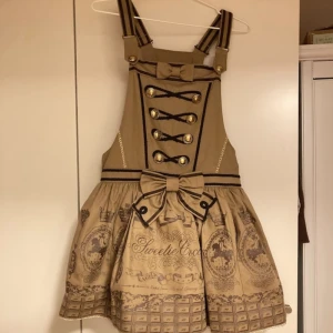 Angelic Pretty lolita klänning - Super fin klänning ifrån Angelic Pretty med chocklad motiv som gör ont att sälja men har endast haft den ett par gånger inomhus! Hittar inga skavanker♡