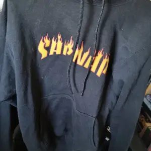 En svart officiell Sapnap merch hoddie i storlek S. Har använts några gånger.  Kan diskutera priset. 