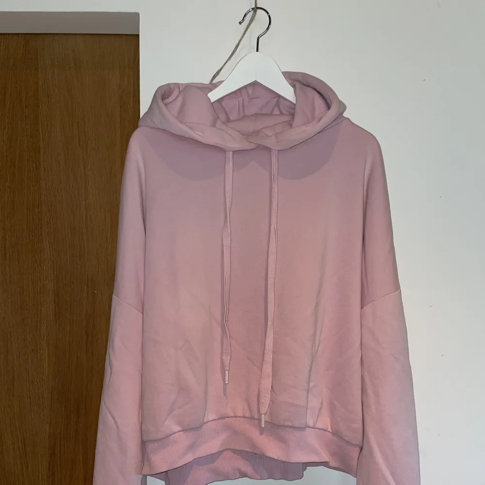 Danny saucedo X NAKD Collektion från 2019. Ljusrosa oversized hoddie med tjocka band. Stor och mysig huva med logga baktill.  Fint skick.  Passar s-L beroende på hur man vill att den ska sitta.. Hoodies.