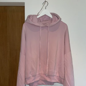 Hoddie Danny Saucedo - Danny saucedo X NAKD Collektion från 2019. Ljusrosa oversized hoddie med tjocka band. Stor och mysig huva med logga baktill.  Fint skick.  Passar s-L beroende på hur man vill att den ska sitta.