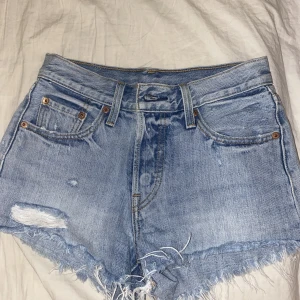 Levis shorts - Supersnygga Levi’s shorts 501 köpta på Plick men då dom inte passade måste jag tyvärr sälja dom vidare. Passar en som är strl 36/38. Hör av dig om du har några frågor🫶🏻
