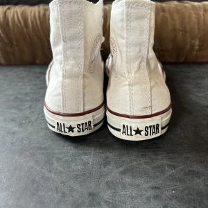 Converse - Bra passform. Säljer för att de är för små. Knappt använda och därmed i väldigt bra skick. Alla märken är intakta och skon är nästintill kritvit.