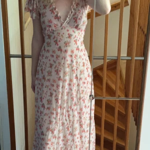 Sommarklänning - Superfin blommig sommarklänningen som går ända ner till marken på mig som är ca 172