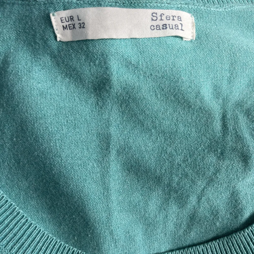 Fin tröja i senaste färgen från Sfera. Storlek L  Turkos grön Knappt använd.. Tröjor & Koftor.