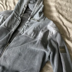 Hugo boss cardigan  - För endast 549kr har du den perfekta cardiganen från hugo boss. Såklart är den i perfekt skick och har inga som helst defekter.