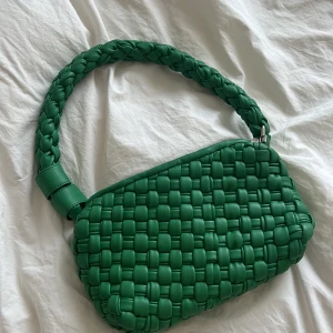 Väska  - Nästan oanvänd väska från Gina tricot, köpt för något år sedan. Köp direkt för 100kr eller buda i dm