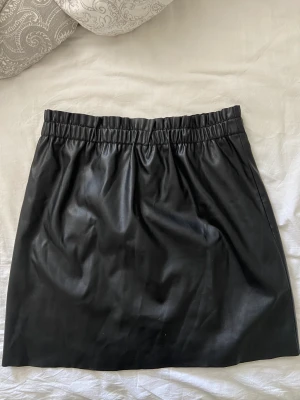 Skinnkjol  - Säljer min fina skinnkjol som är perfekt till fest!! Är M men passar bra på någon som har S också.  Köptes i Italien. Sparsamt använd! 