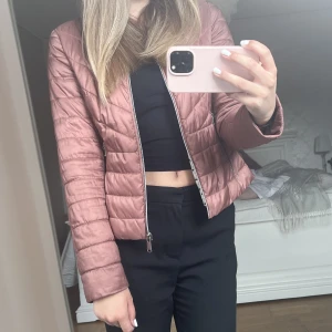 Jacka - En tunn vårjacka från Gerry Weber i 100% polyester. Nyskick, pris kan diskuteras 