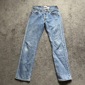 Levis 501 - Snygga levisjeans köpa second hand och knappt använda skulle säga att d är i väldigt bra skick:) står storlek 29/32 på lappen men är absolut mindre i storleken speciellt om man vill ha de mer loose och lågmidjat🌞