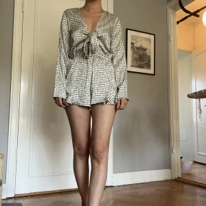 Byxdress säljes!  - En jättesöt byxdress från Glamorous säljes i storlek 38. Man knyter den över bröstet, supergulligt med stor rosett(sista bilden för att visa hur den ser ut under rosetten). Kan mötas upp eller skicka, köpare står för frakt! 🌸