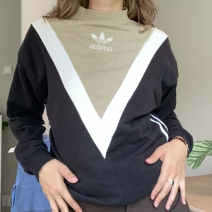 adidas tröja  - Mysig adidaströja som är köppt på Plick.  Liten ljus fläck på framsidan.