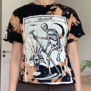 T-shirt  - Avklippt T-shirt med döskalle tryck. Blekt med klorin av mig