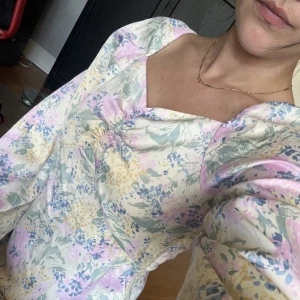 Långärmad sommarklänning  - Sommarklänning med blommor från Y.A.S i storlek S (passar även M). Säljer för att jag inte helt enkelt inte använder den längre. Kan mötas upp eller skicka, köpare står för frakt! 🌸