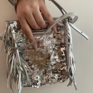 Maje - Köpt för ca 2900kr på Maje butiken vid biblioteksgatan våren 2020. Knappt använd och skicket är därför som nytt. 